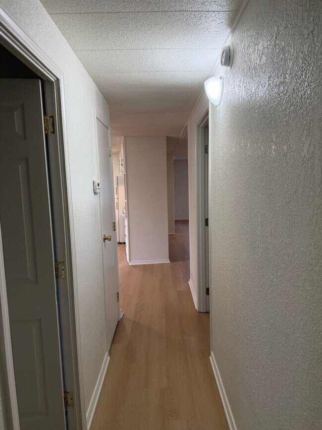 Building Photo - Updated 3 bedroom 2 bathroom house in Springfield!