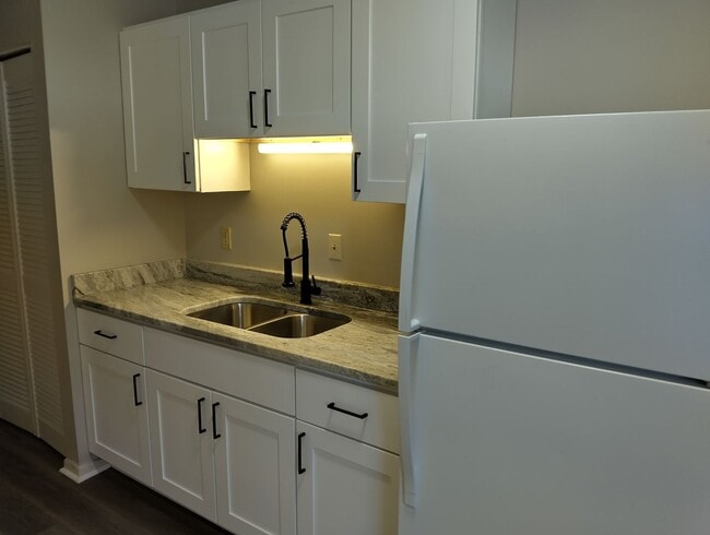 Building Photo - 7604 Bellehaven Dr