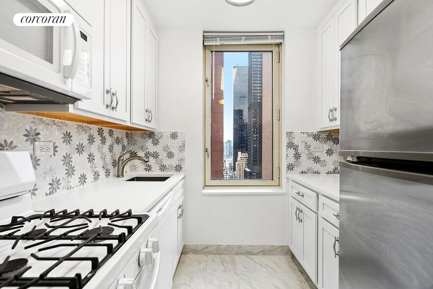 Building Photo - 145 E 48th St