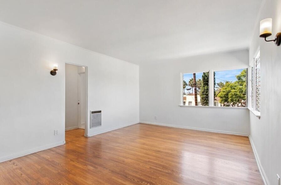 Master w/ Ensuite - 1123 S Tremaine Ave