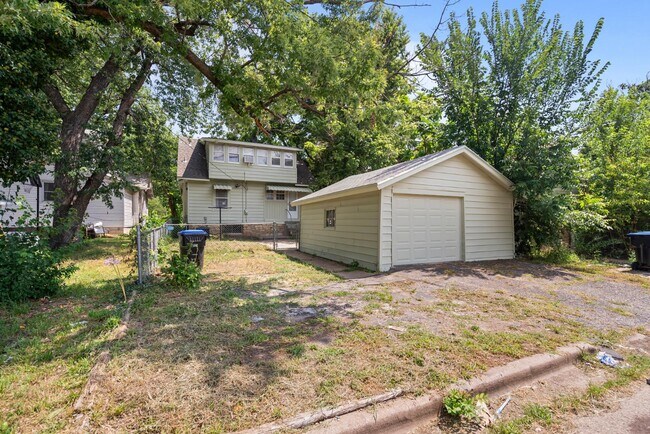Building Photo - 631 SW Lindenwood Ave