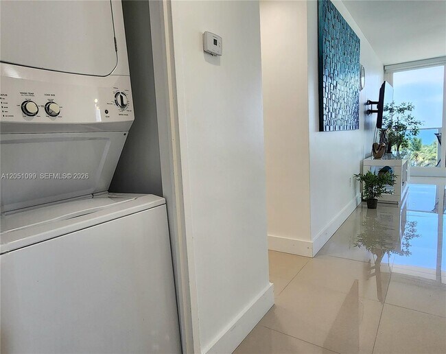 Building Photo - 3505 S Ocean Dr