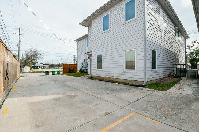 Building Photo - 3249 Dixie Dr