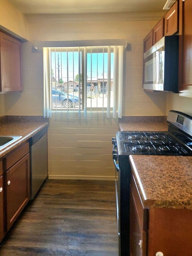 Building Photo - Spacious 2-Bed, 1-Bath Home | Large Shared Yard & Prime Commuter Access