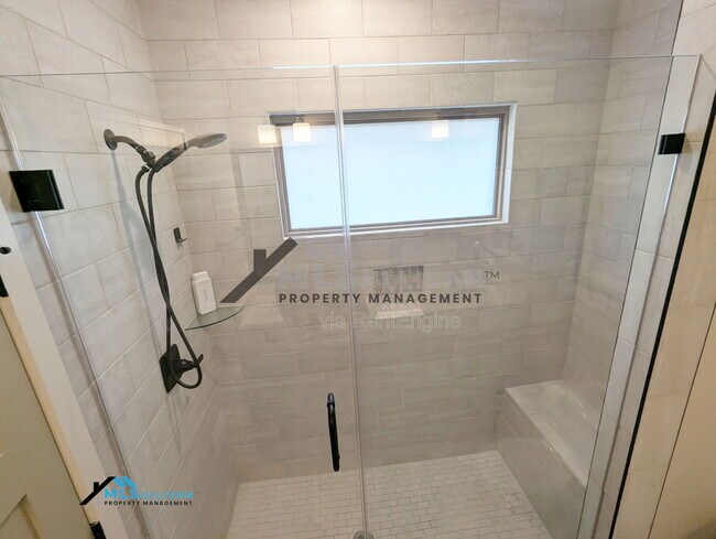 Building Photo - 2975 Carolyn Dr