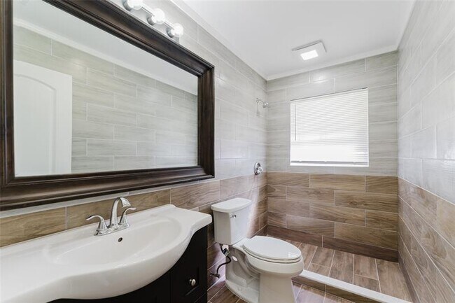 Building Photo - 10646 Lake Oak Way