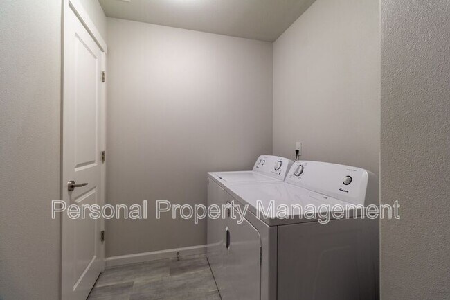 Building Photo - 5831 NE 56th Pl