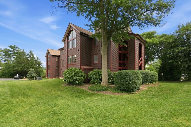 Building Photo - Contemporary design meets exceptional space in this inviting ground level residence, offering eff...