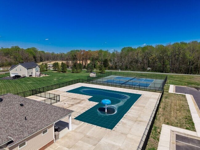 Building Photo - 9366 Alder Dr