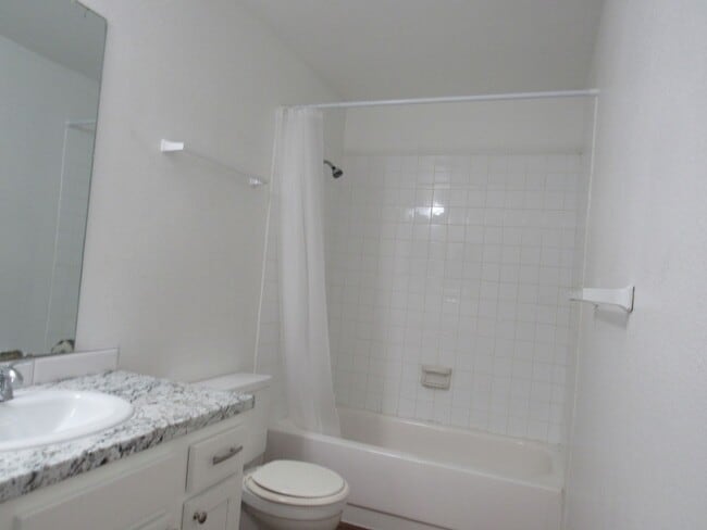 Building Photo - Remodeled Huge 4 Bedroom Townhome