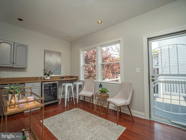 Building Photo - 905 K St NE