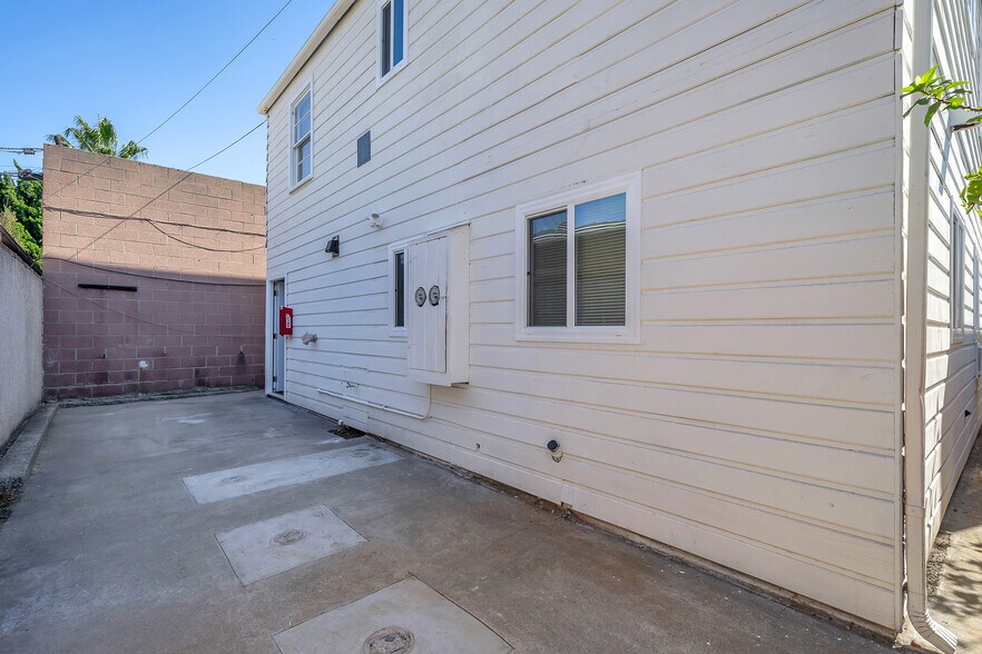 Designated outdoor space - 905 Manhattan Beach Blvd