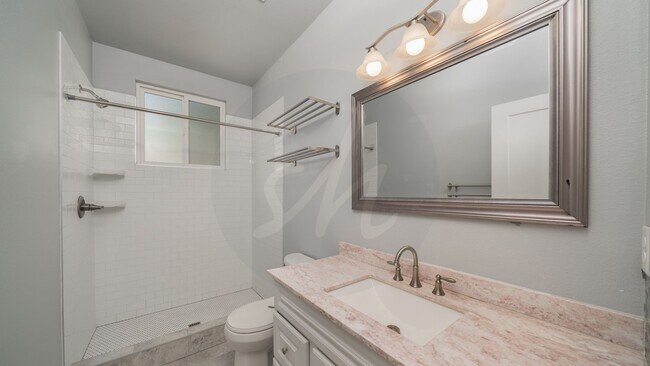 Building Photo - 2bd, 1 ba Rental Available Near Downtown C...