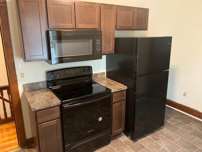 Building Photo - 1030 Center St