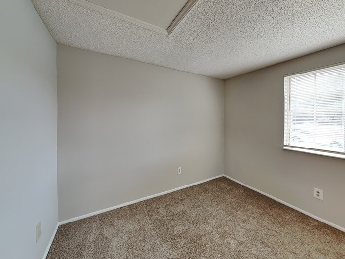 Building Photo - 3025 Oneida Rd