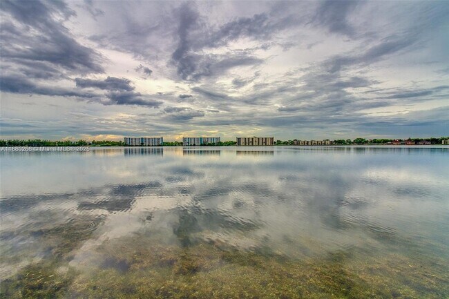 Building Photo - 115 Lake Emerald Dr