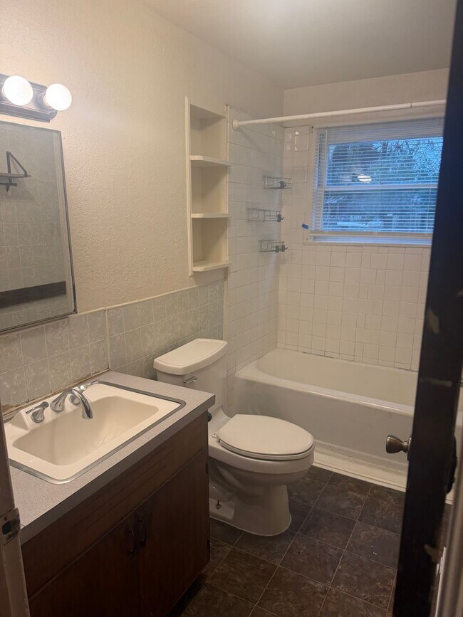 Building Photo - House for Rent!