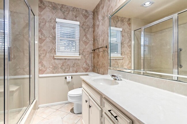 Building Photo - 6760 Gladys Ave