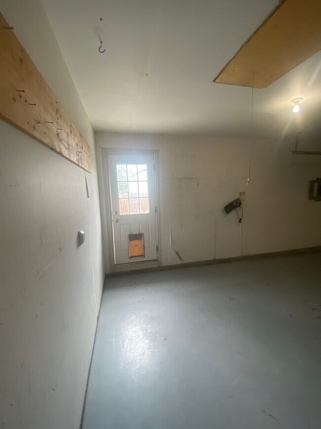 Building Photo - 3 Bed, 2 Bath,  Single Story, CUL-D-SAC Ho...
