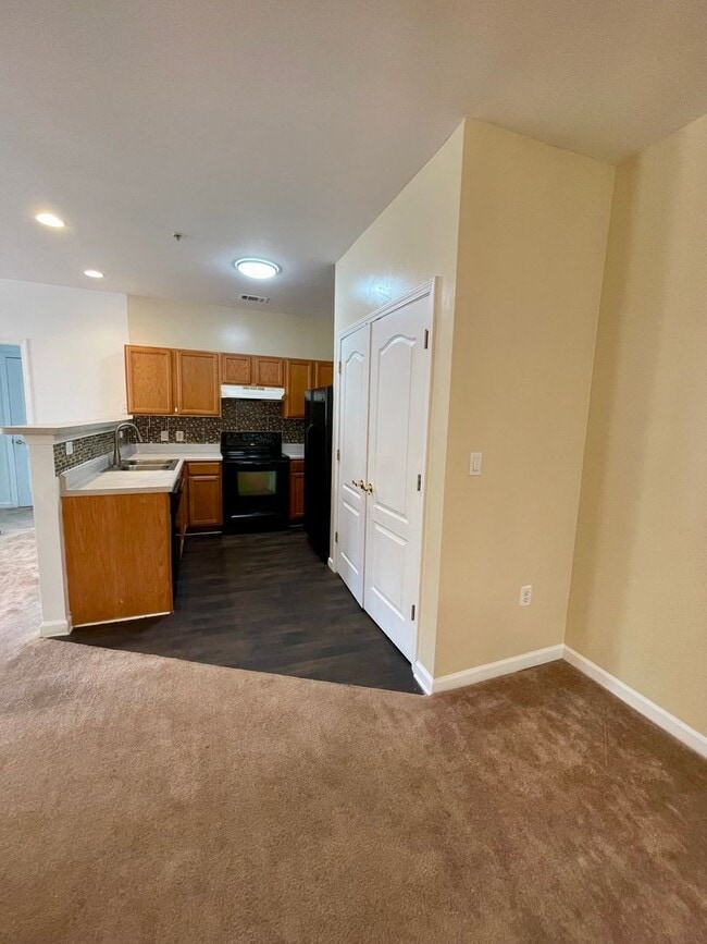 Building Photo - Newly Renovated 3 Bedroom Condo at a GREAT Price!