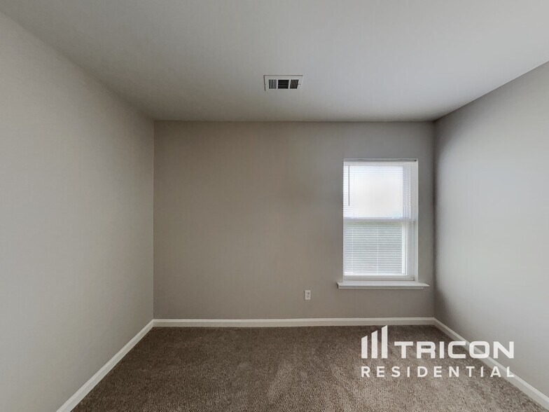 Building Photo - 11019 Kinnairds St