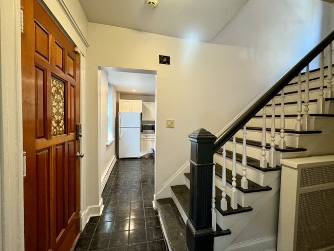 Building Photo - 5 bed/2 bath Mins. from UC Campus for Only...