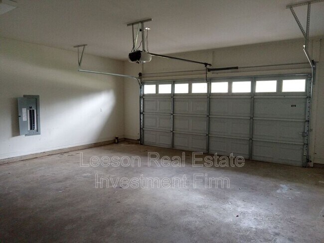 Building Photo - 5721 S Lakeshore Dr