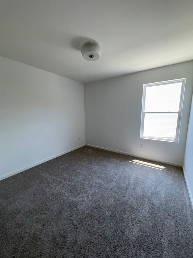 Building Photo - 3BR/2.5BA Townshoue in Mallard Creek