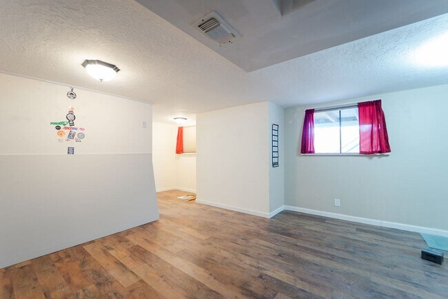 Building Photo - Spacious 3 Bedroom, 3 Bath Two story home!!