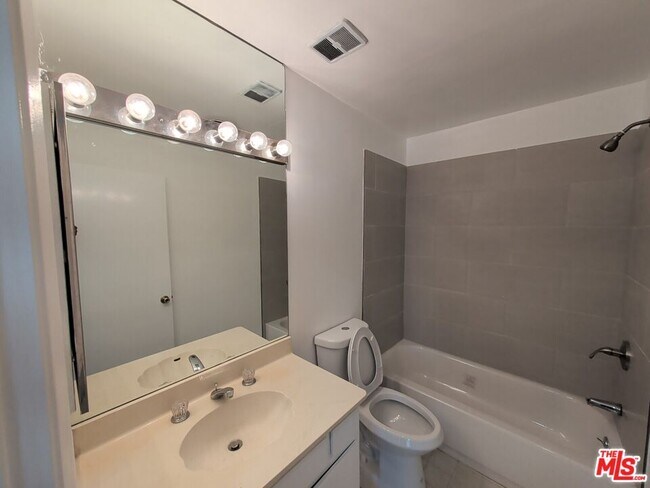 Building Photo - 415 Montana Ave