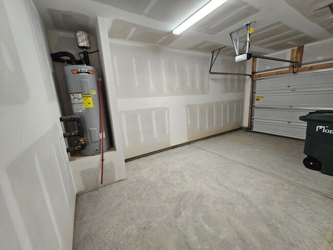 Building Photo - Like New Town Home in Kellerton Place, Monroe!