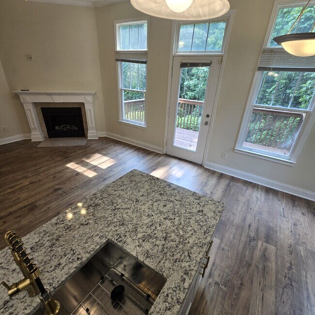 Building Photo - 5 Bedroom and 4.5 Baths. This home has it ...