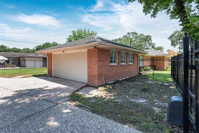 Building Photo - 3830 Linkwood Dr