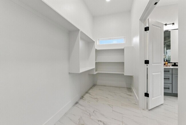Building Photo - 418 Bedford Dr