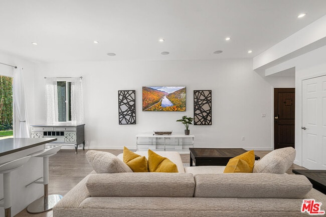 Building Photo - 5202 Topeka Dr