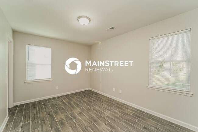 Building Photo - 2 Bedroom Pet-Friendly Home in Charlotte, NC with Main Street Renewal
