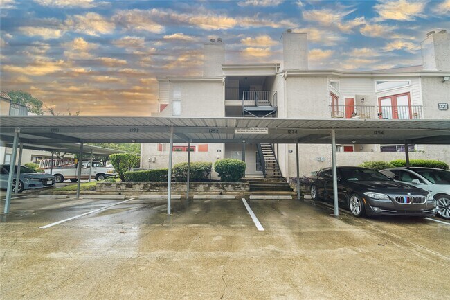 Building Photo - 10855 Meadowglen Ln