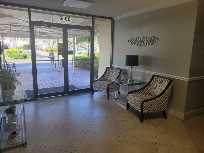Building Photo - 3050 N Palm Aire Dr