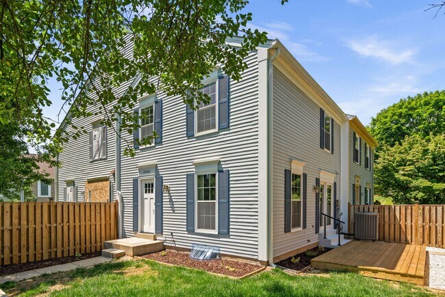 Building Photo - 3 Bed 2.5 Bath - Gaithersburg Townhome - Completely Renovated
