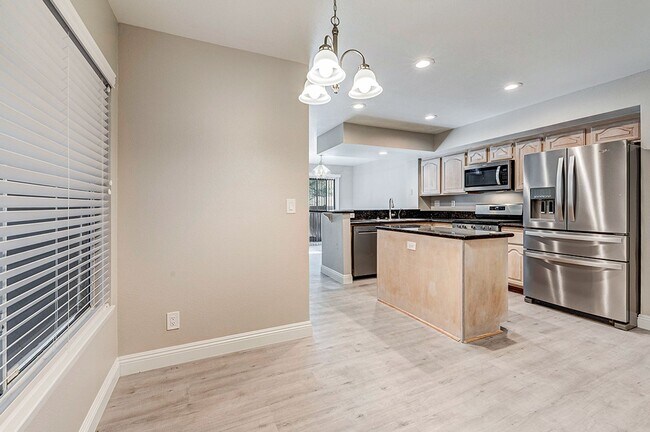 Building Photo - Gorgeous 2 Bedroom home in Desert Shores Racquet Club!