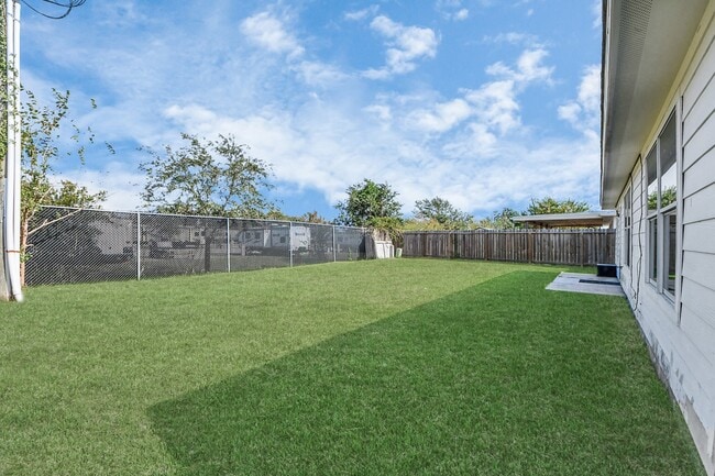 Building Photo - 3827 Dogwood Tr