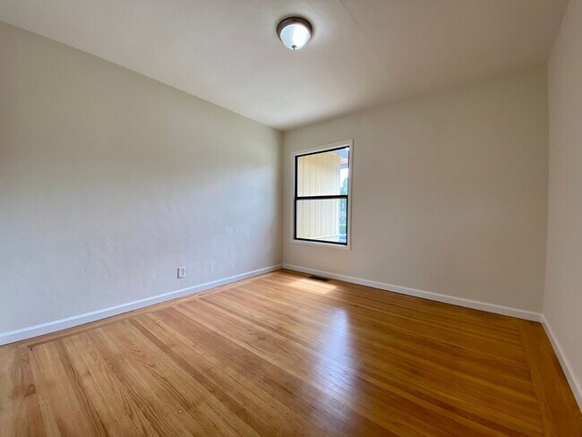 Building Photo - Renovated Single-Family Home on the Penins...