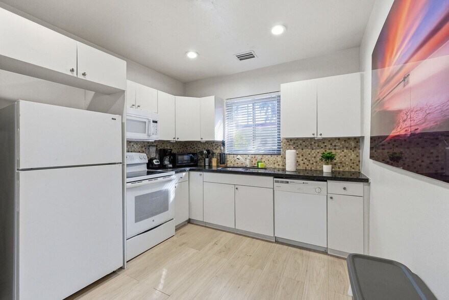 Building Photo - 6715 NE Miami Pl