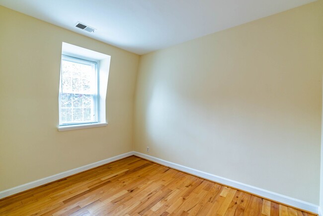 Building Photo - Beautifully Maintained 3 Levels, 2 Bedroom...