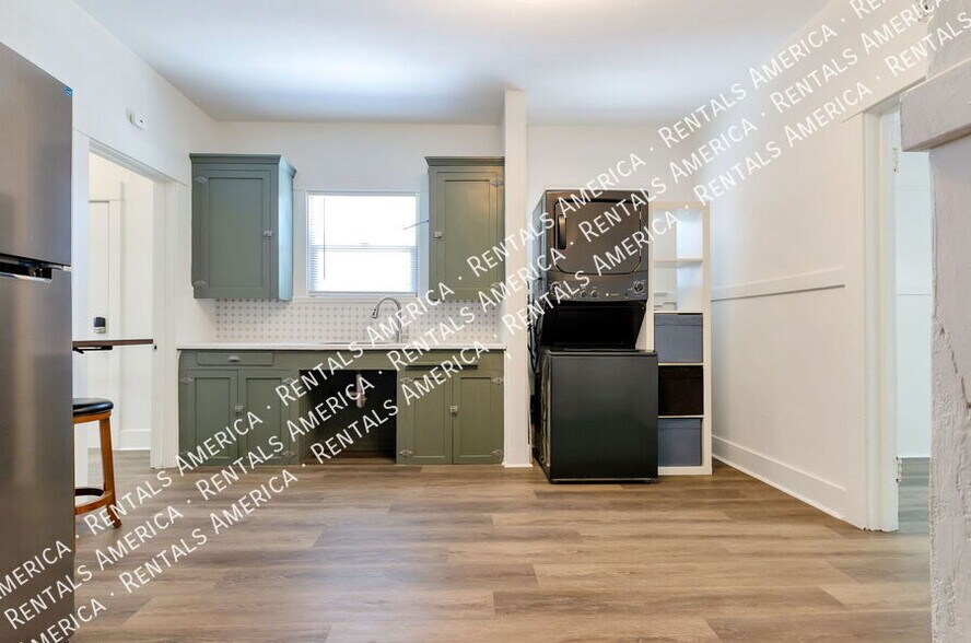 Building Photo - 826 E 6th St