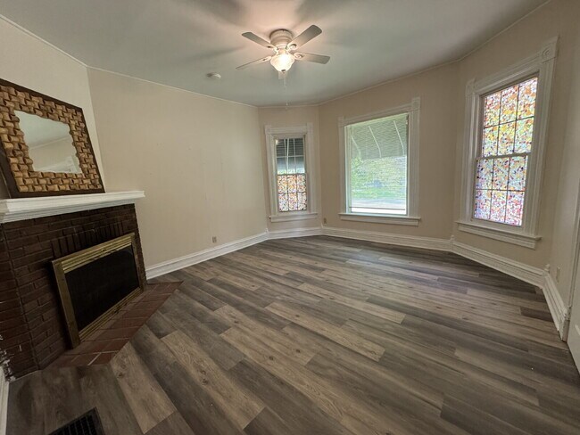 Building Photo - "Cozy 1-Bedroom Gem in Springfield's Heart – Your Perfect Urban Retreat!"