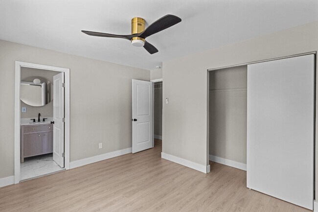 Building Photo - 2180 Glenoro Dr