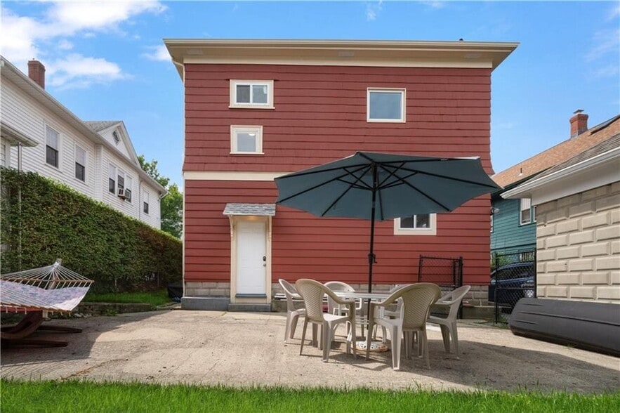 Building Photo - 86 Rochambeau Ave