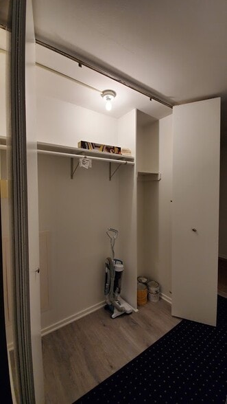 Hallway Closet - 4343 N CLARENDON Ave