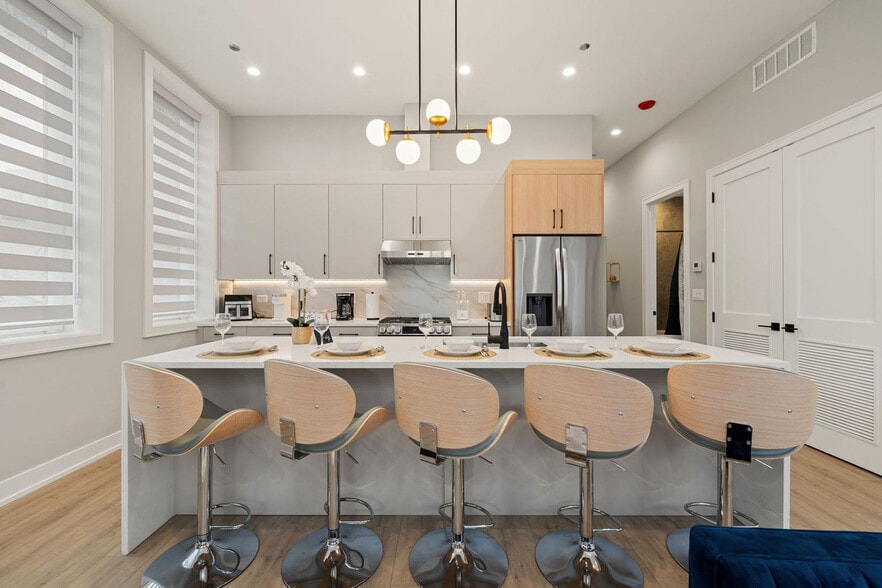 Building Photo - 801 S Western Ave